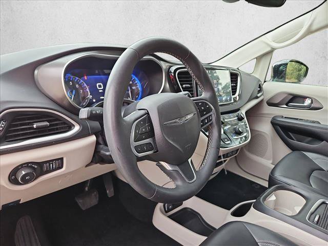 Used 2024 Chrysler Pacifica Touring-L FWD image 9