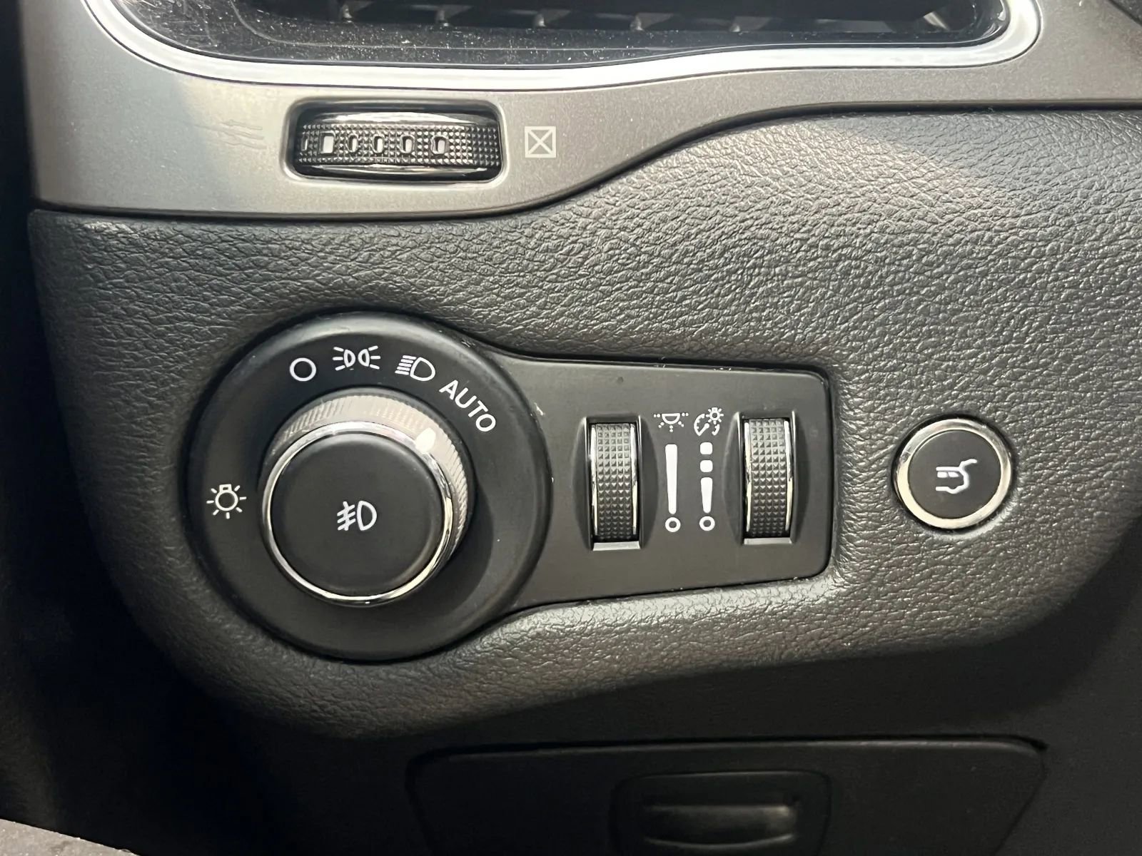 Used 2020 Jeep Cherokee Limited image 40