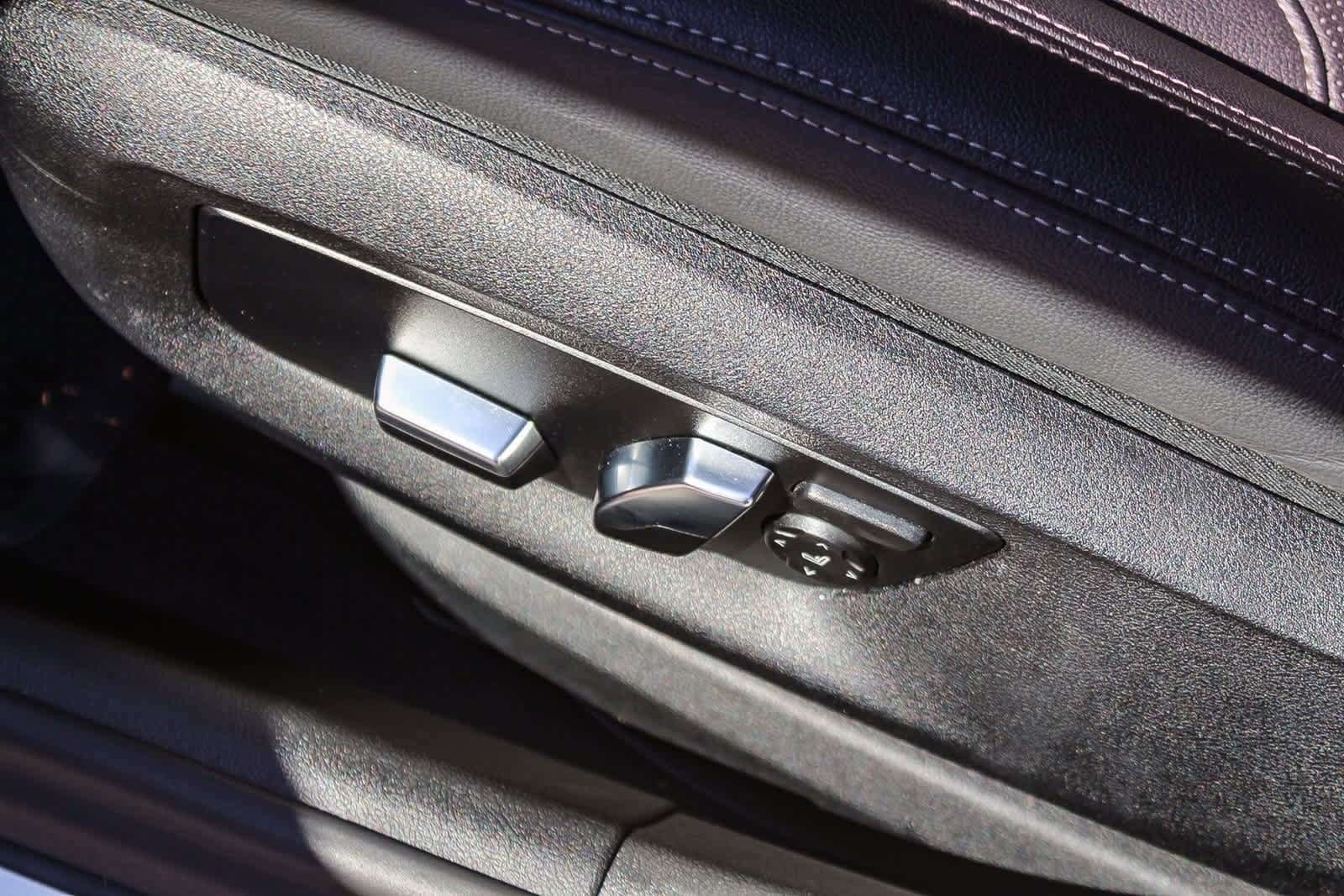 Certified 2023 BMW 530e RWD image 32