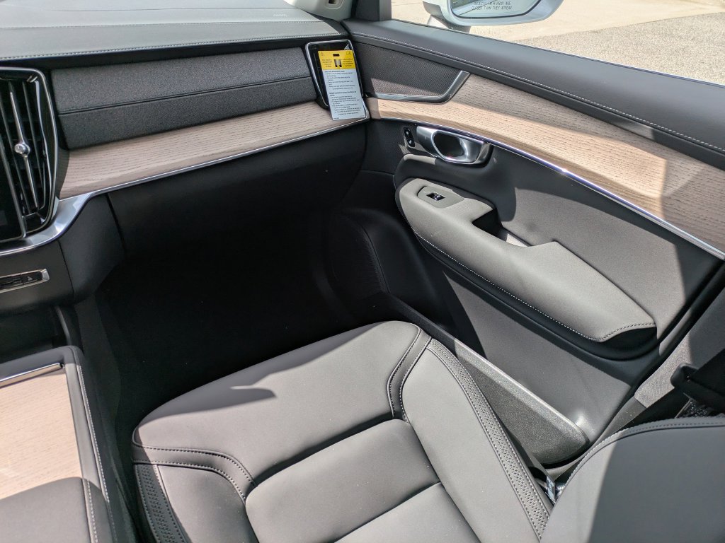 New 2026 Volvo XC90 T8 Plus w/ Protection Package Premier AWD/4WD image 16