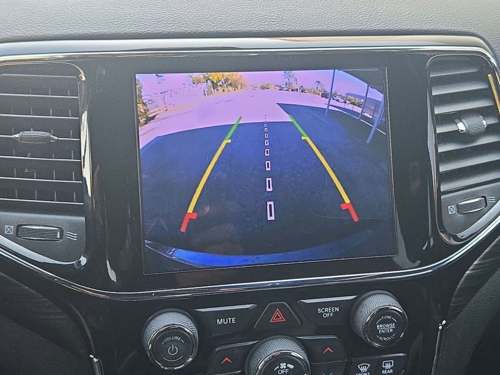 Used 2019 Jeep Grand Cherokee Altitude image 17