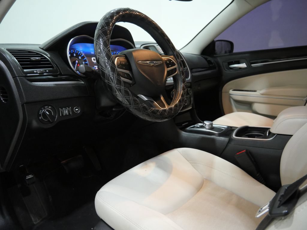 Used 2023 Chrysler 300 Touring RWD image 8