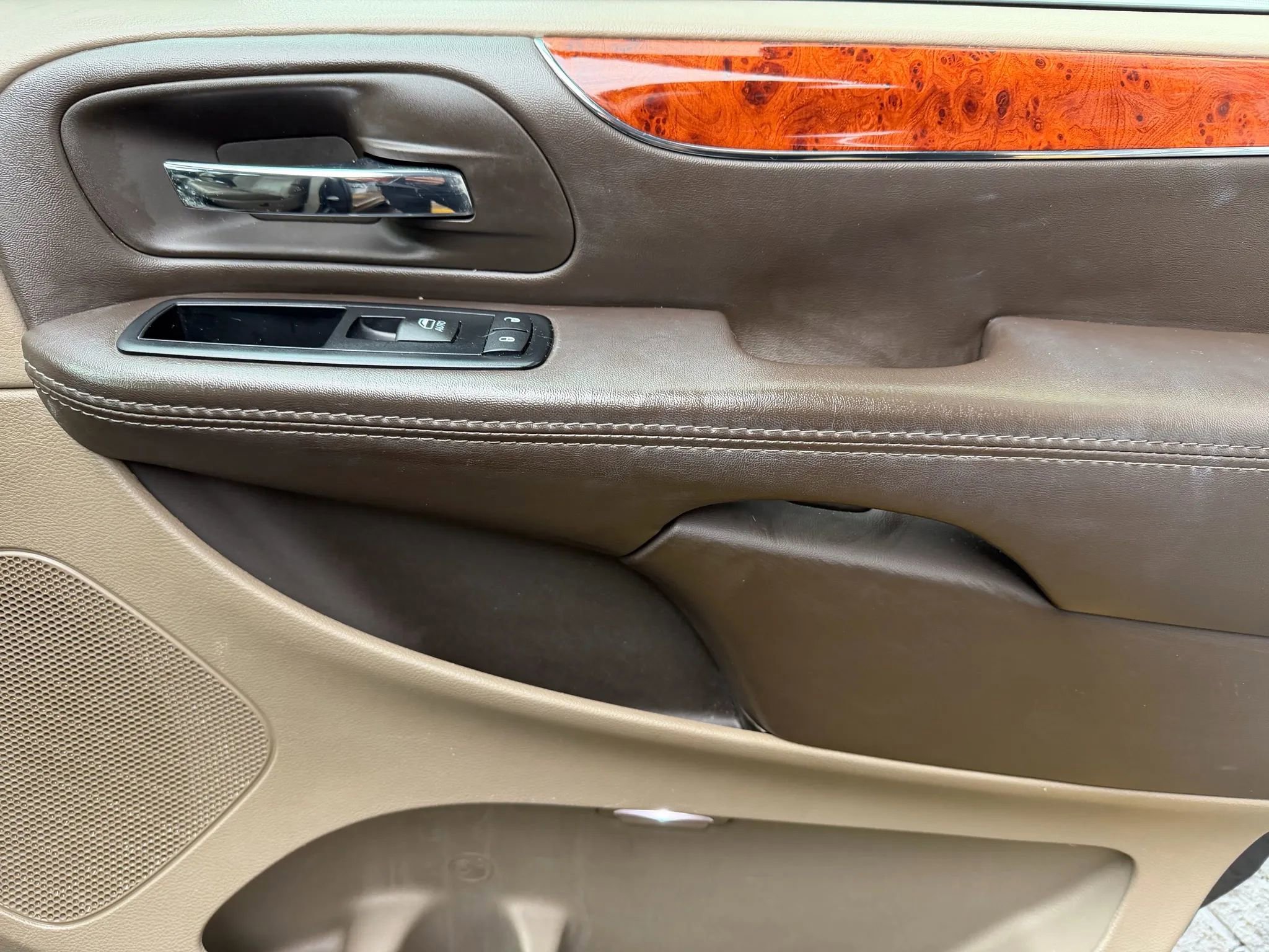 Used 2015 Chrysler Town & Country Touring-L w/ Driver Convenience Group image 15