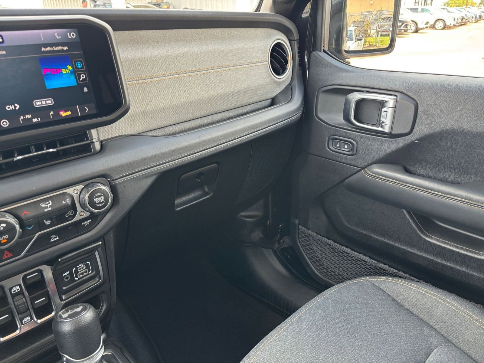 Used 2025 Jeep Wrangler Sahara image 34