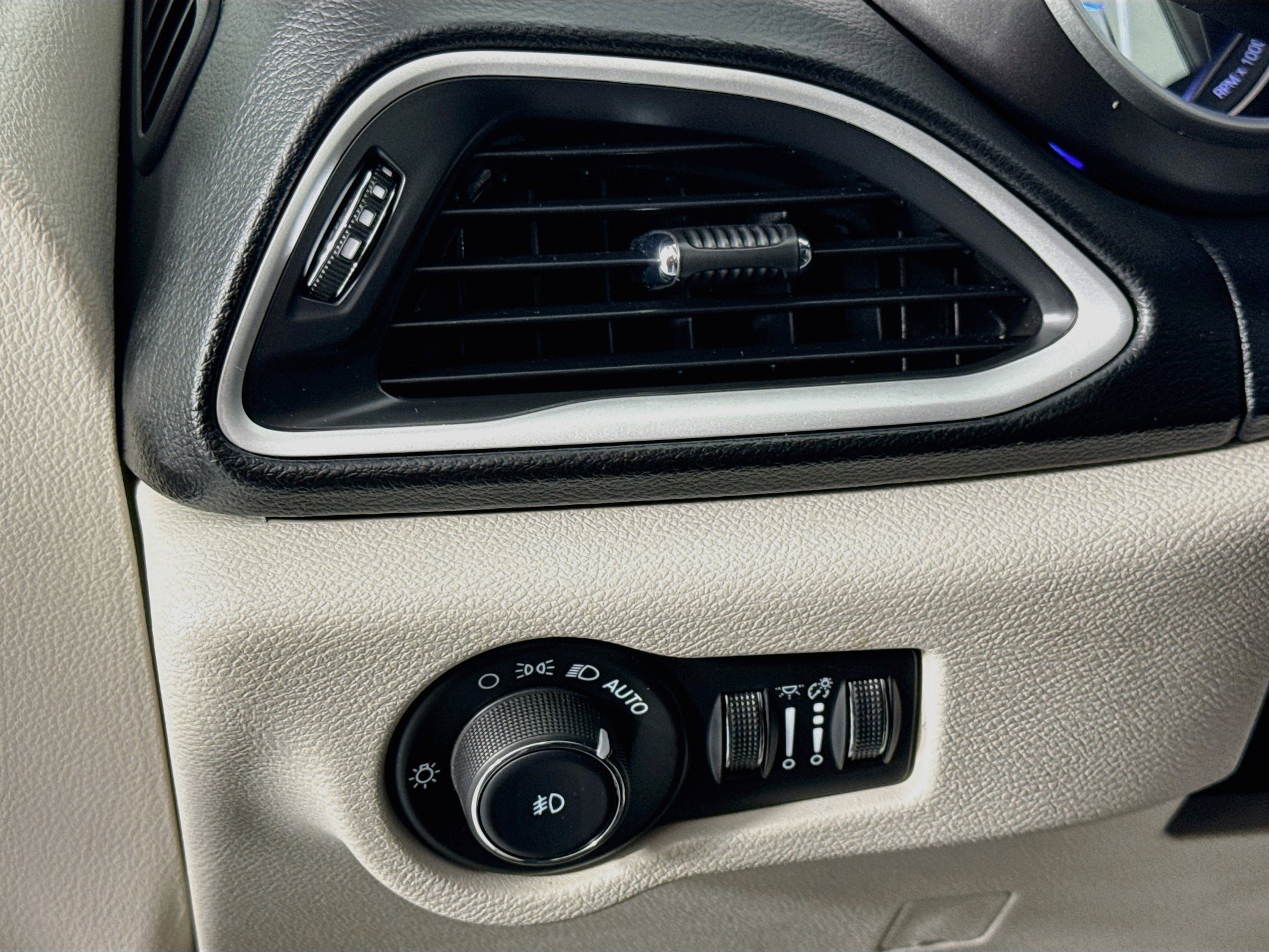 Used 2024 Chrysler Pacifica Touring-L FWD image 10