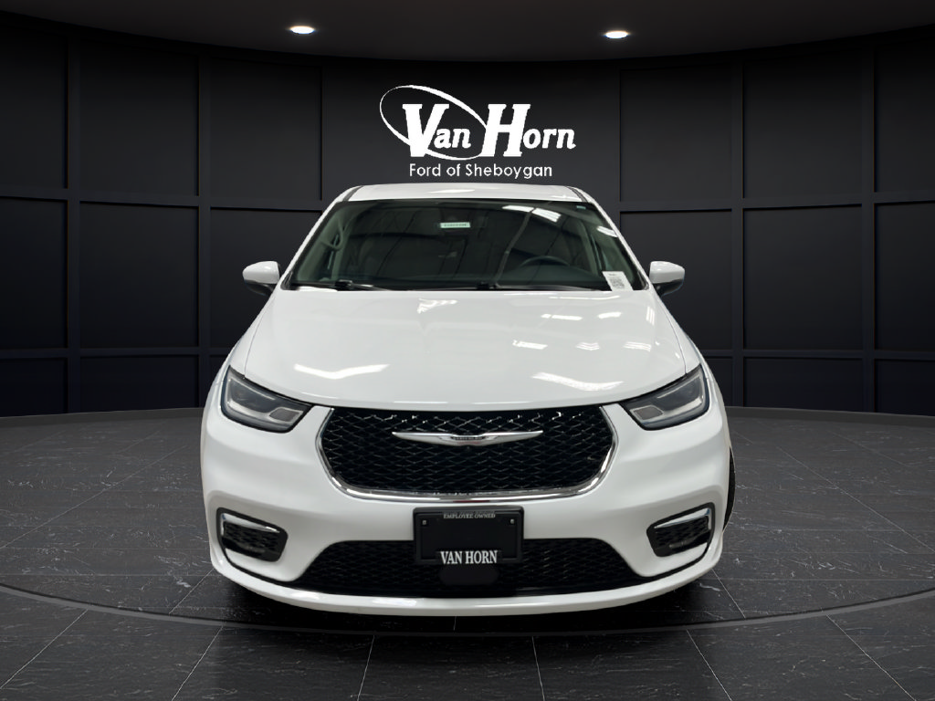 Used 2023 Chrysler Pacifica Touring-L FWD image 2