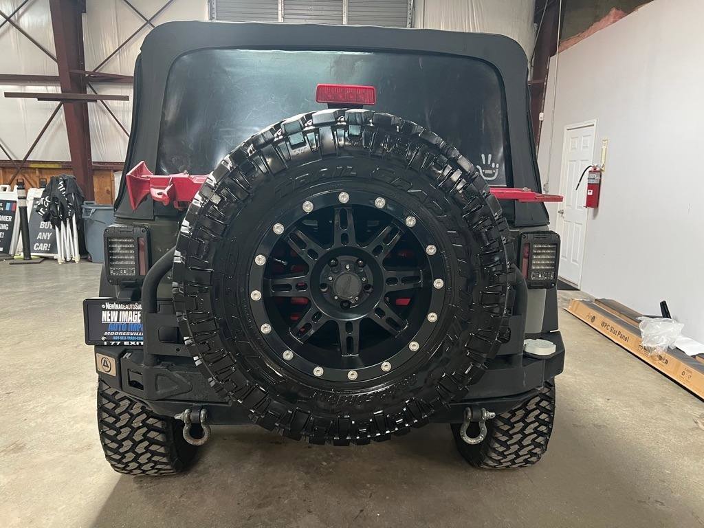 Used 2015 Jeep Wrangler Unlimited Rubicon w/ Connectivity Group image 13