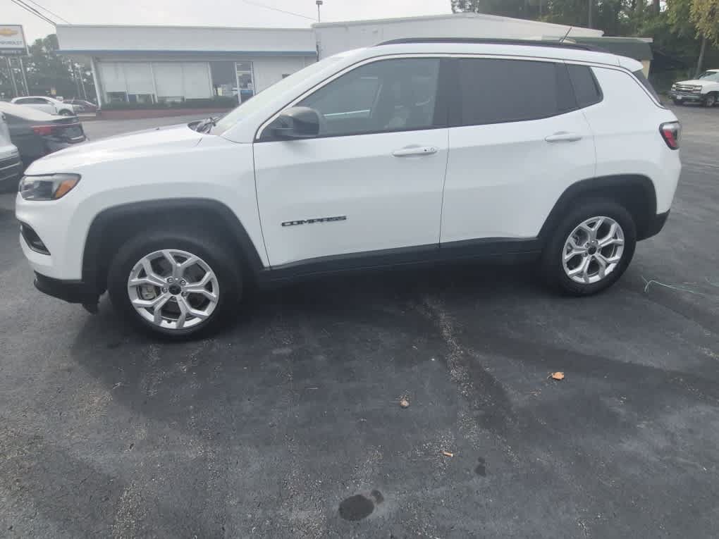 Used 2025 Jeep Compass Latitude AWD/4WD image 4