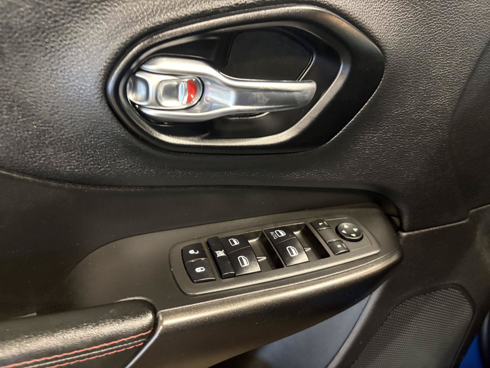 Used 2021 Jeep Cherokee Trailhawk w/ Sun, Sound & Nav Group AWD/4WD image 11
