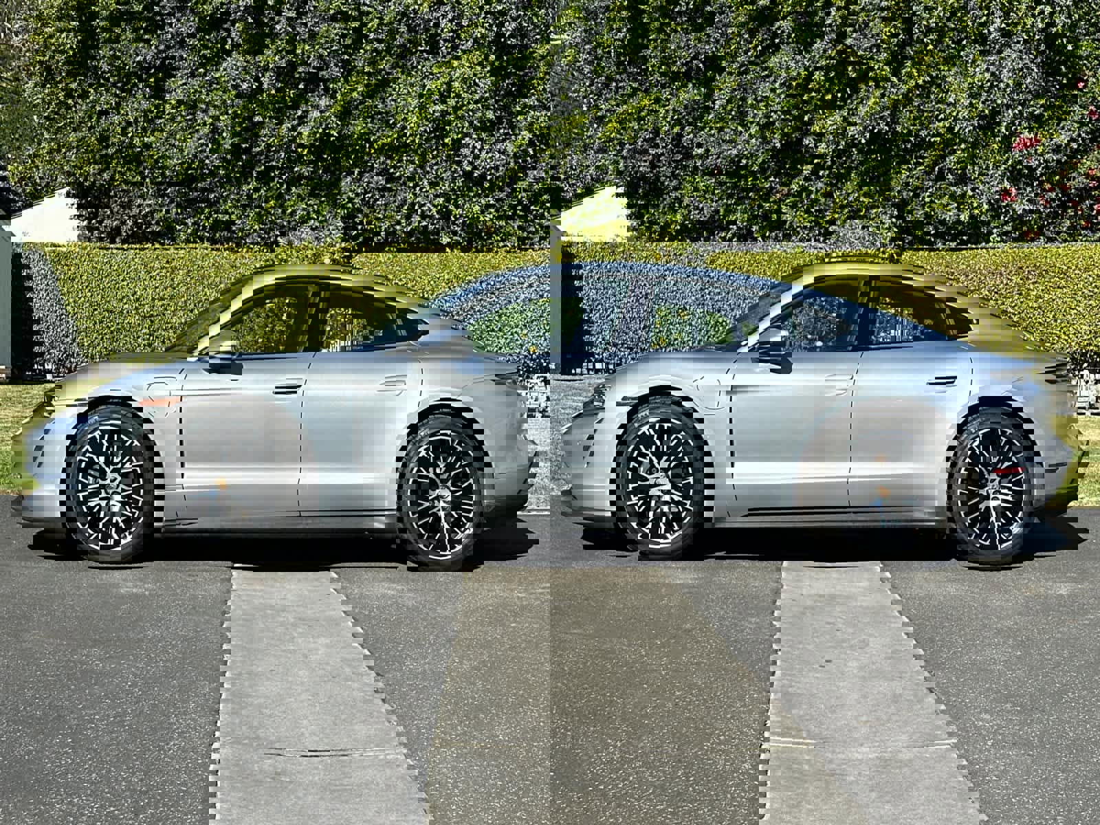 Used 2022 Porsche Taycan image 2