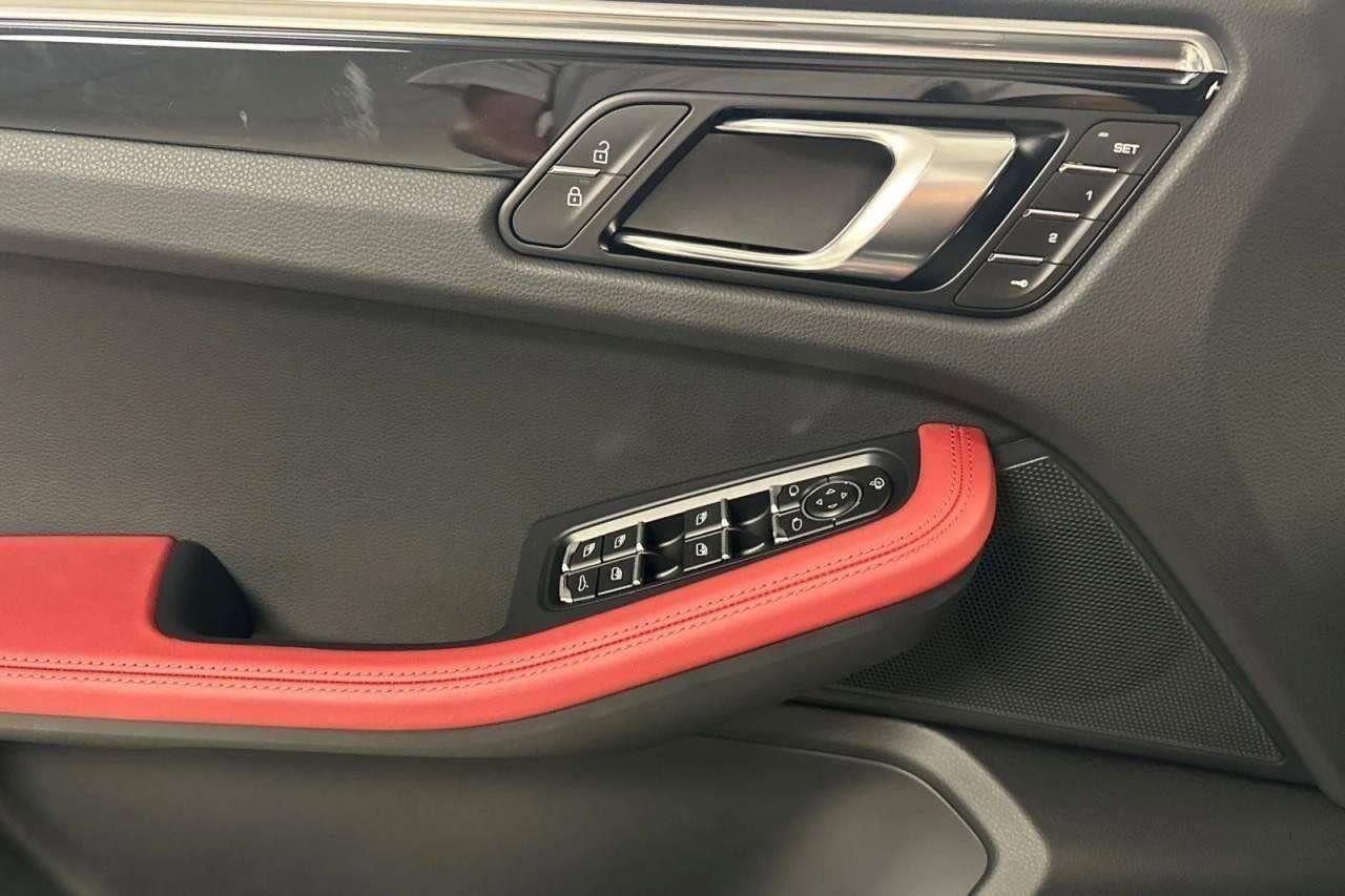 Certified 2025 Porsche Macan image 66