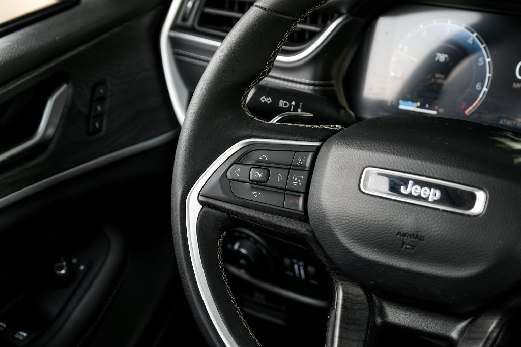 Used 2023 Jeep Grand Cherokee L Limited AWD/4WD image 27