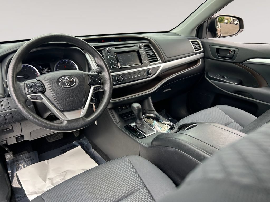 Used 2019 Toyota Highlander LE AWD/4WD image 15