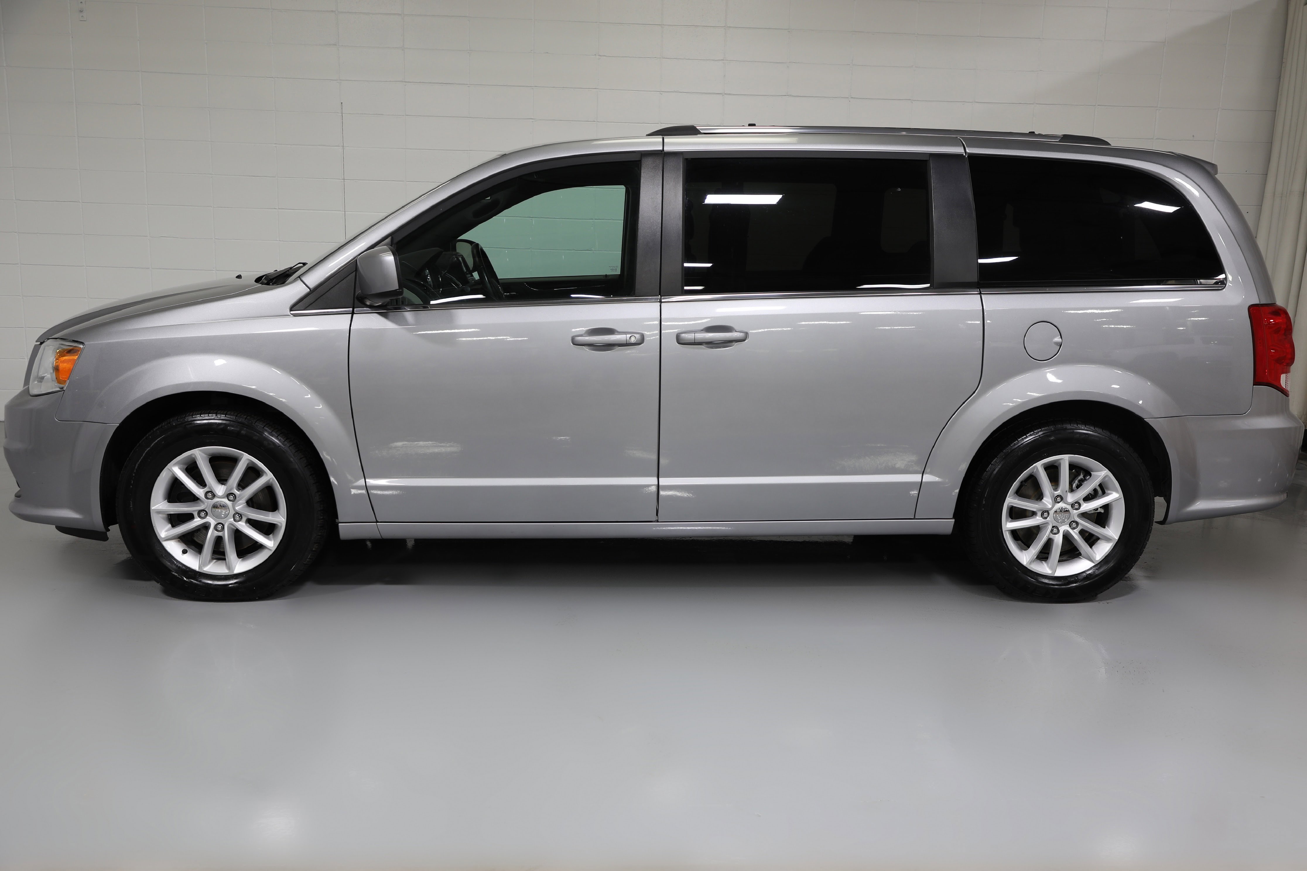Used 2018 Dodge Grand Caravan SXT image 3
