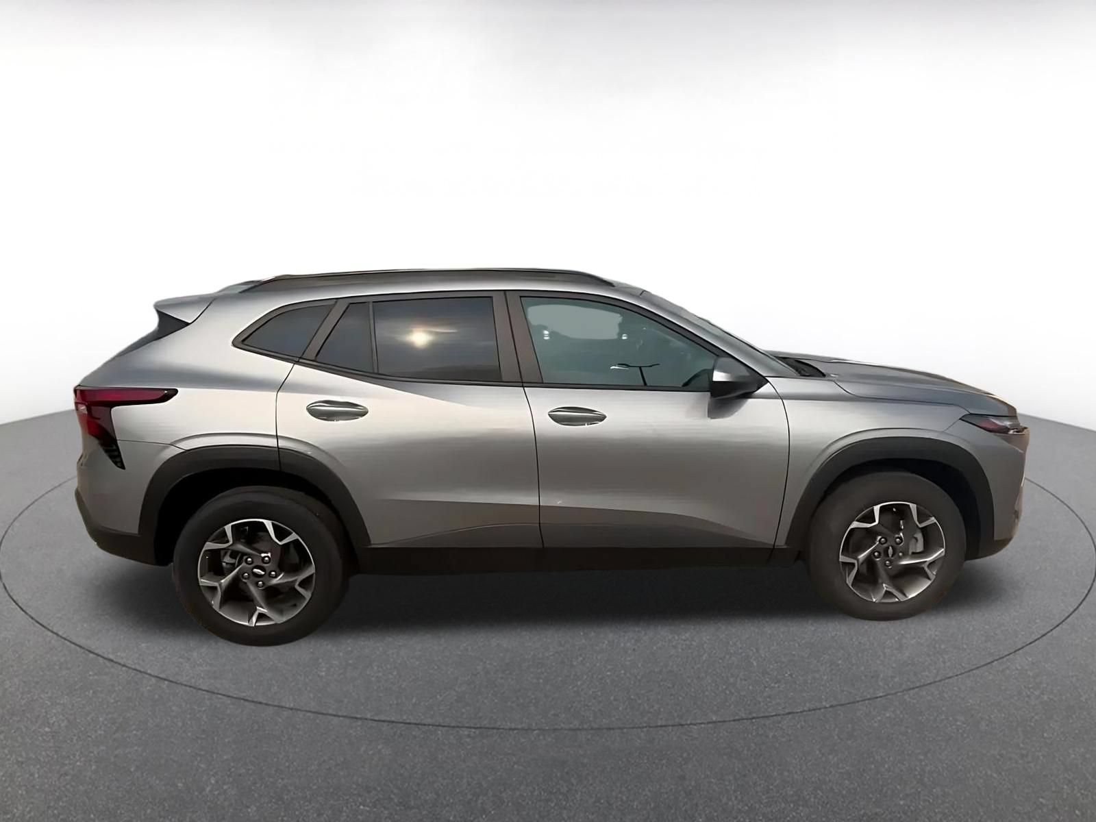 Used 2025 Chevrolet Trax LT FWD image 16