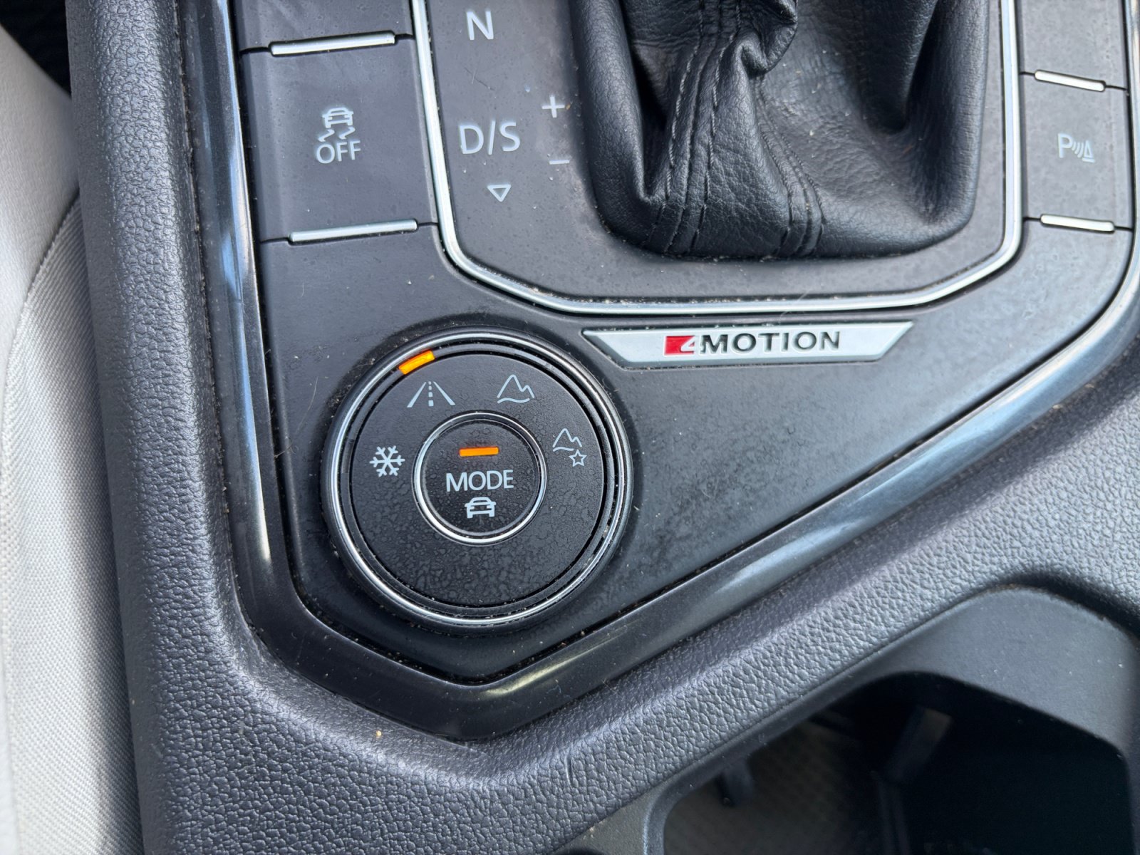 Used 2018 Volkswagen Tiguan SEL w/ R-Line Package AWD/4WD image 16