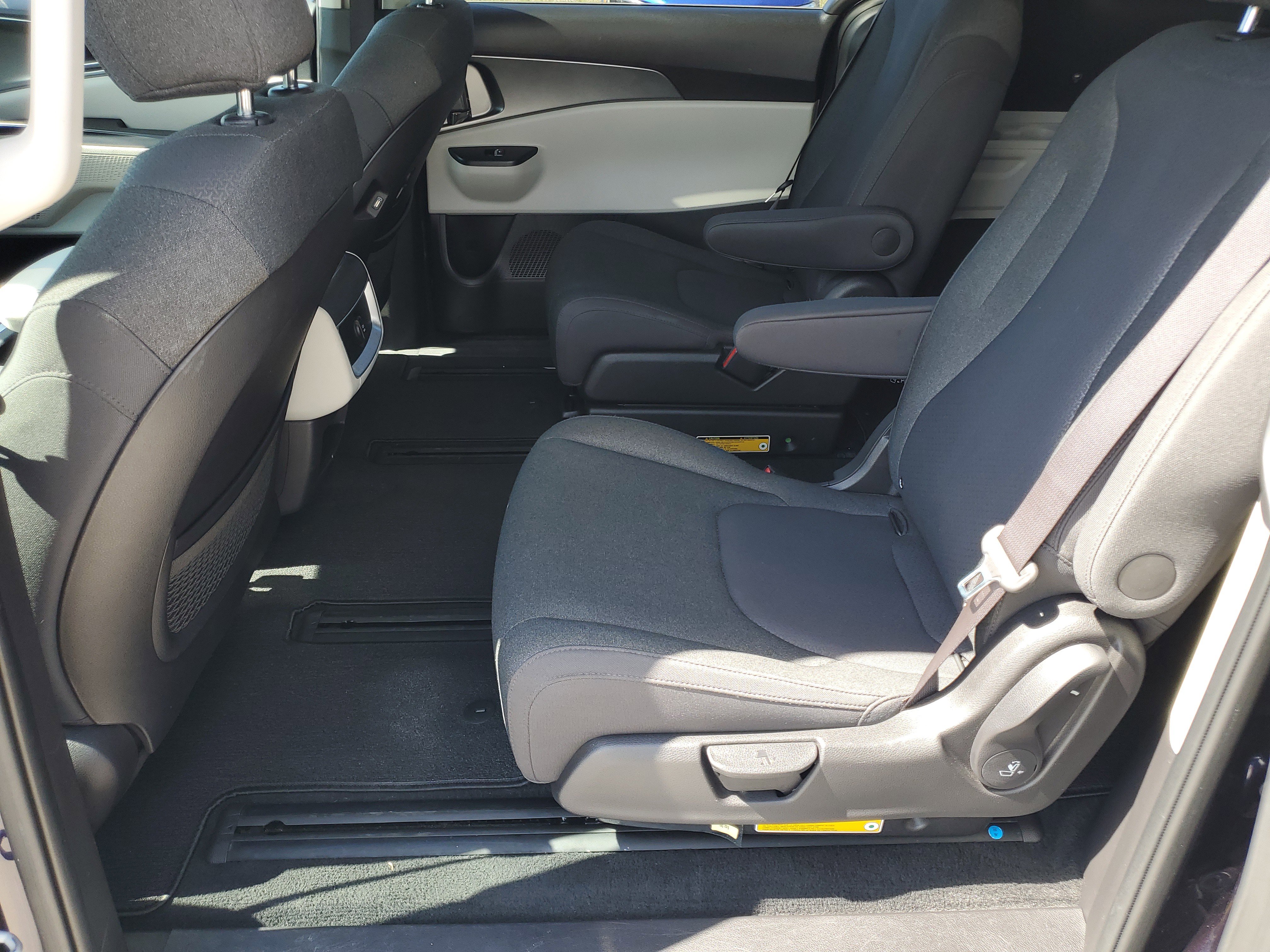 Used 2023 Kia Carnival LX image 21