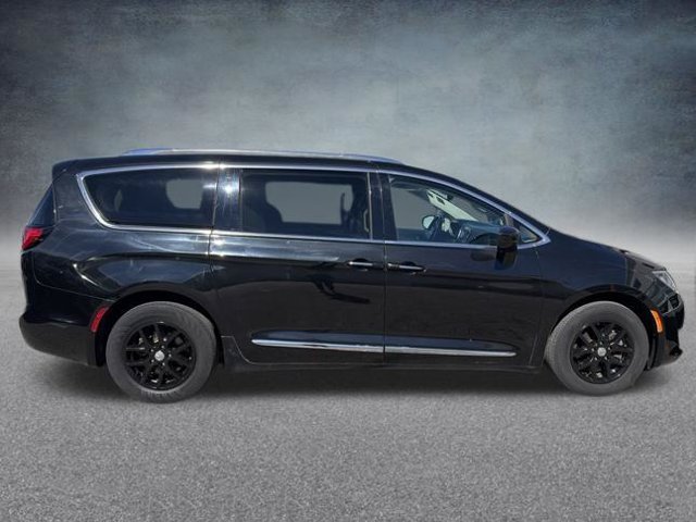 Used 2020 Chrysler Pacifica Touring-L FWD image 5