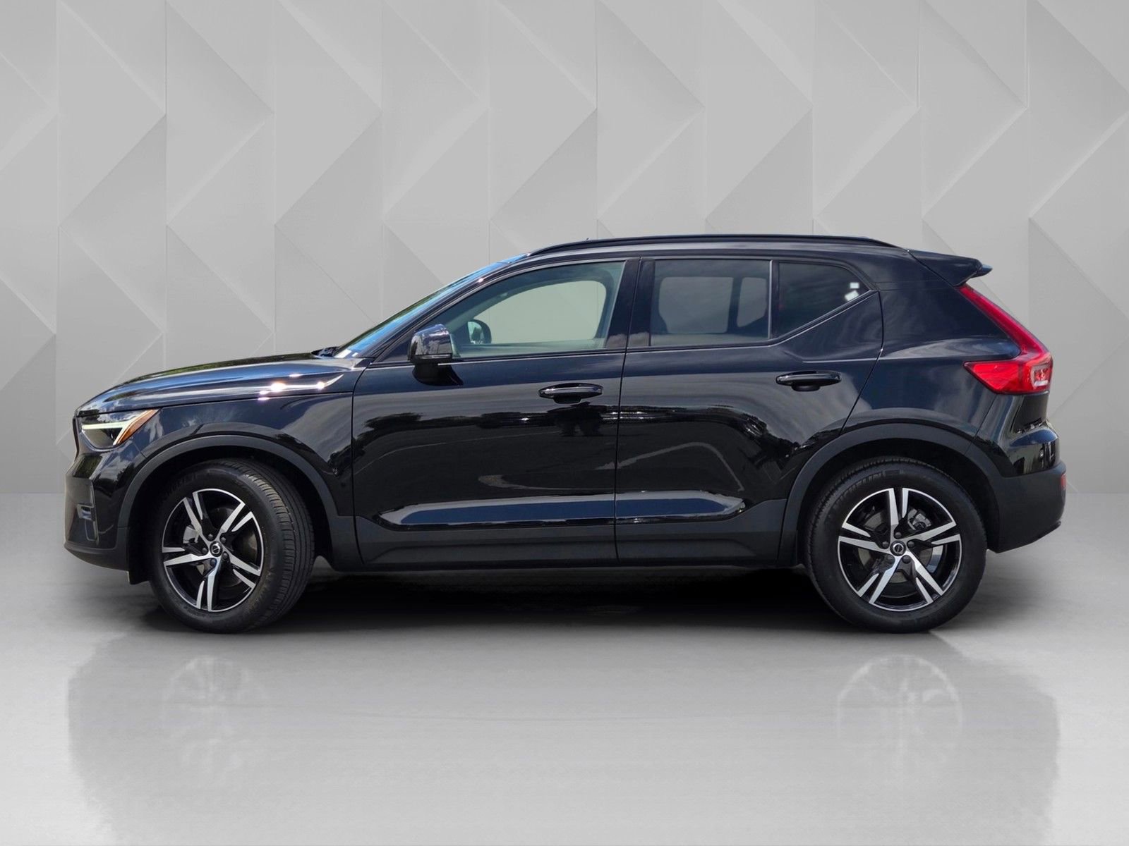 Certified 2023 Volvo XC40 B5 Plus w/ Protection Package Premier AWD/4WD image 3