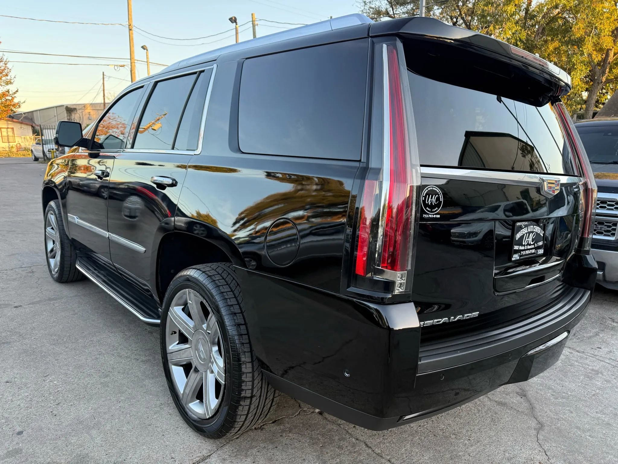 Used 2018 Cadillac Escalade Luxury image 5