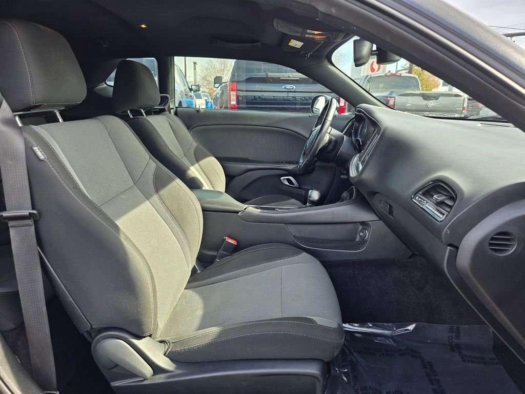 Used 2016 Dodge Challenger SXT w/ Driver Convenience Group image 10