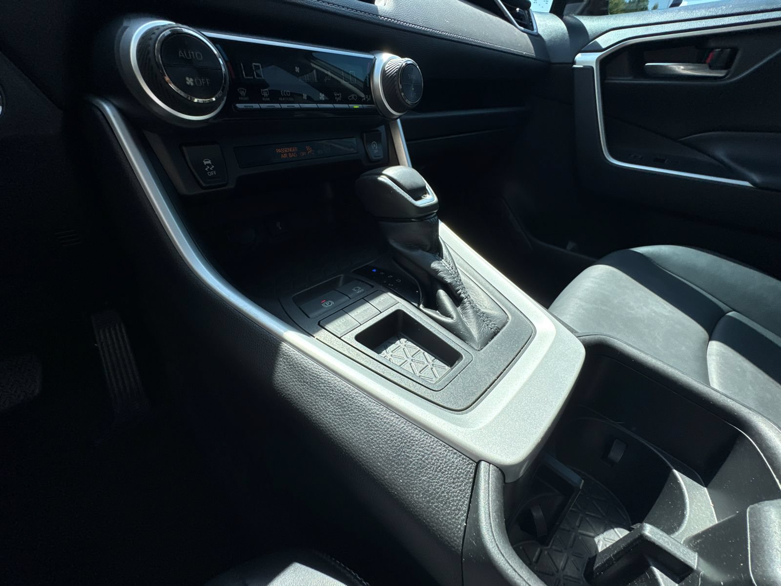 Used 2022 Toyota RAV4 XLE Premium FWD image 29