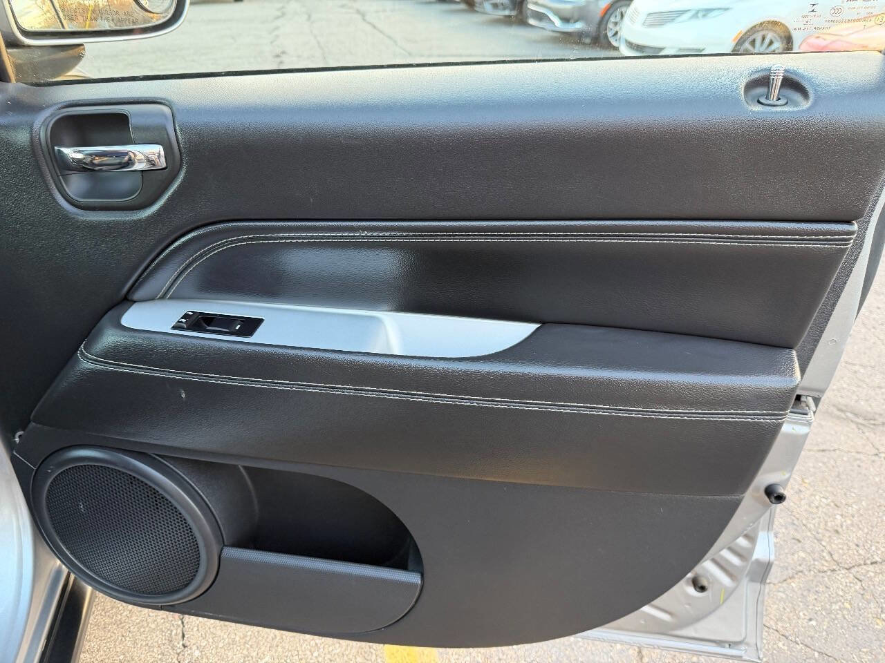 Used 2017 Jeep Compass High Altitude FWD image 17