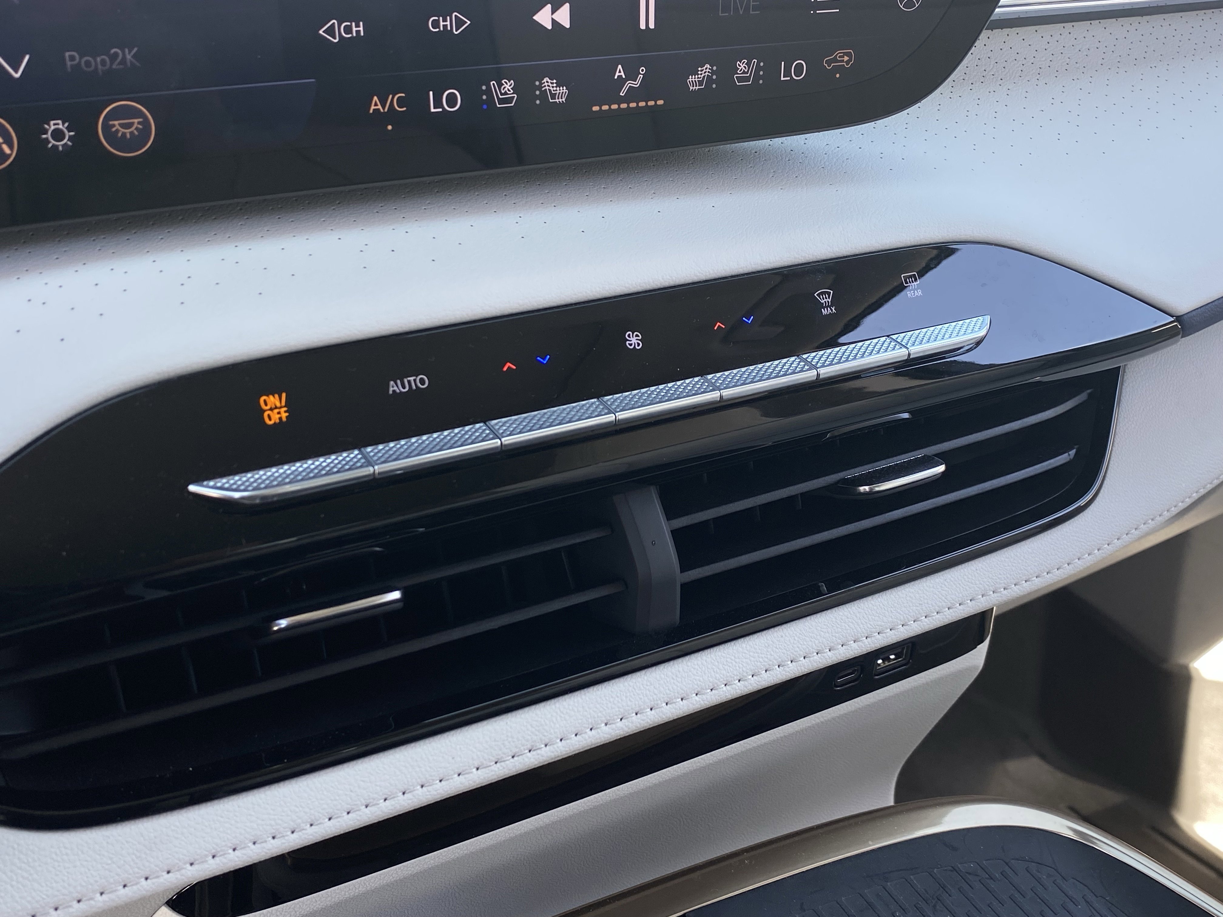 Used 2025 Buick Enclave Avenir FWD image 25