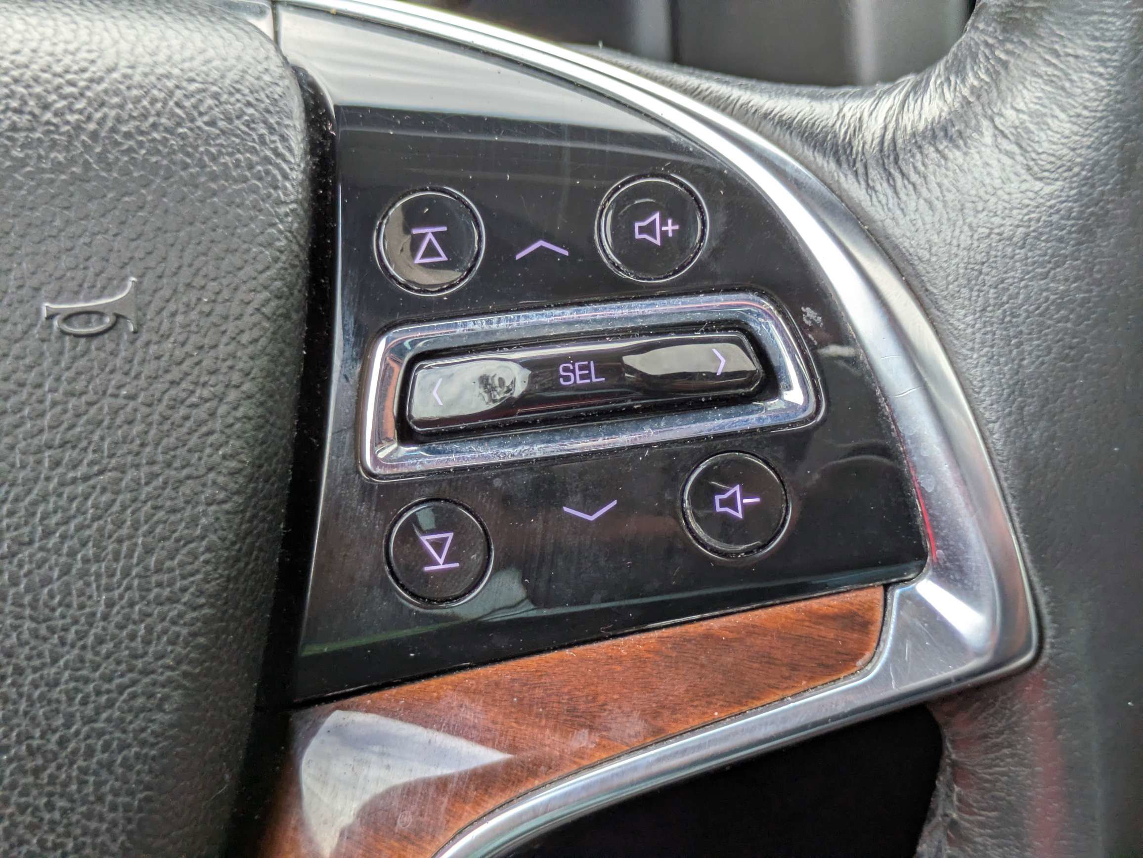 Used 2015 Cadillac Escalade Luxury RWD image 30