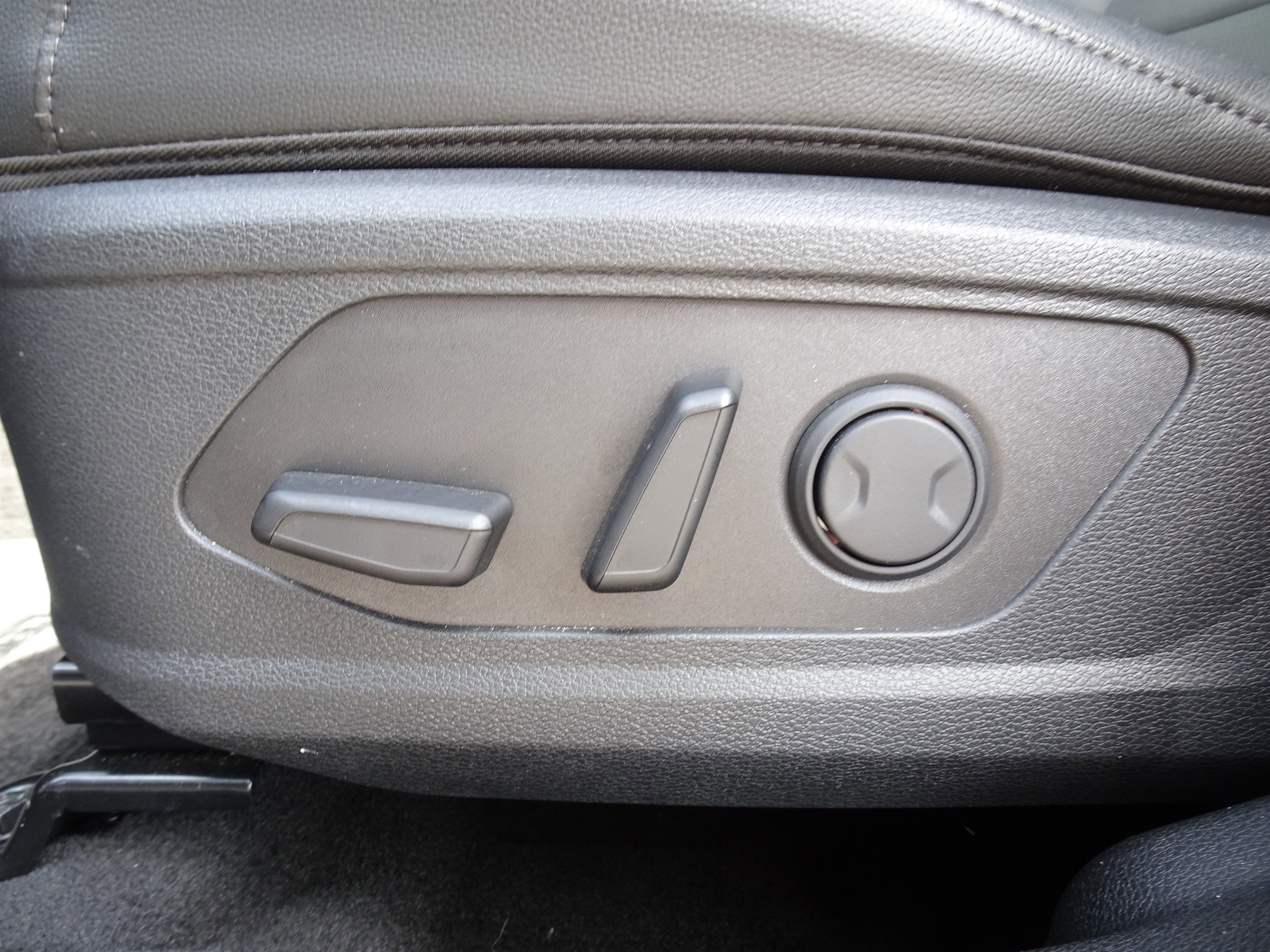 Used 2025 Kia Sportage SX image 10