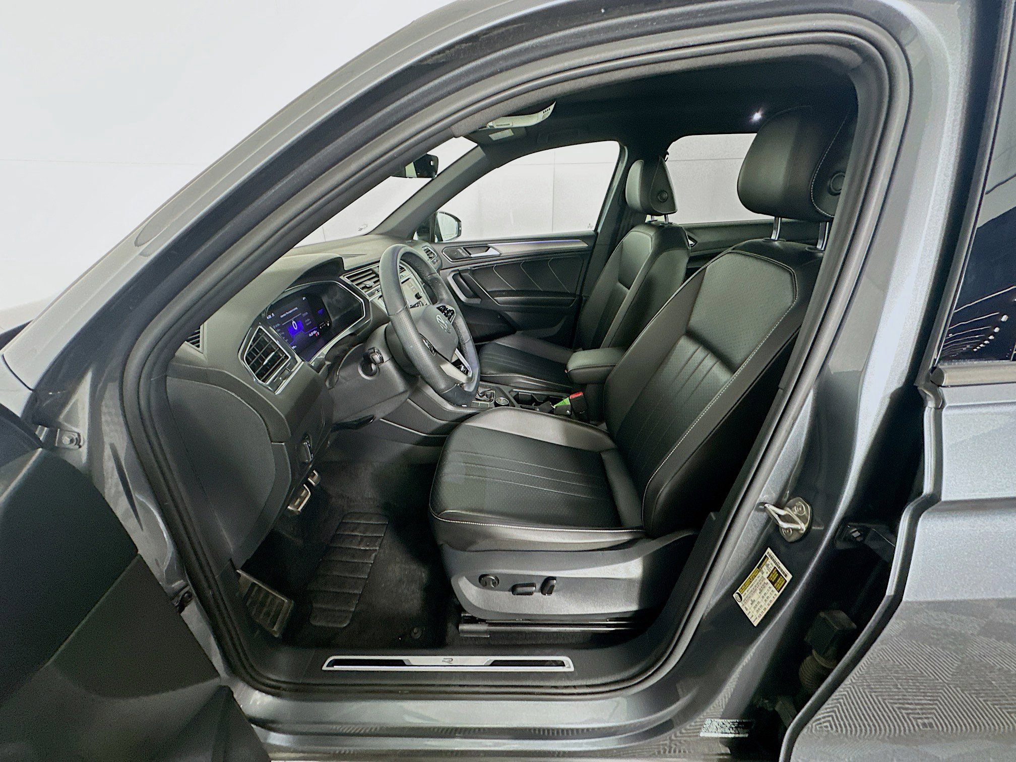 Used 2022 Volkswagen Tiguan SE R-Line image 13