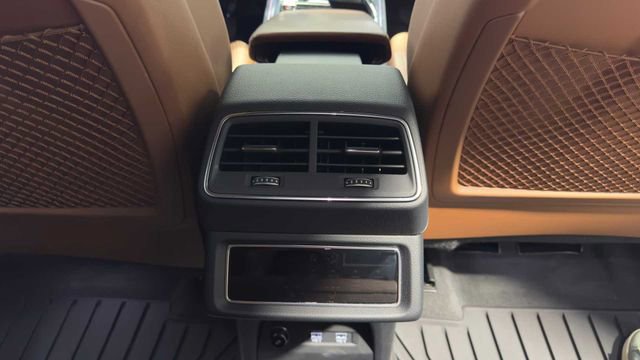 Used 2019 Audi e-tron Prestige w/ Prestige Package AWD/4WD image 17