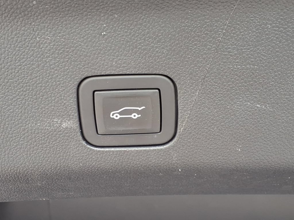 Used 2025 GMC Yukon Denali RWD image 22