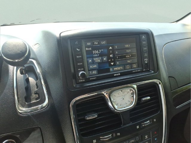 Used 2013 Chrysler Town & Country Touring-L w/ Driver Convenience Group FWD image 21