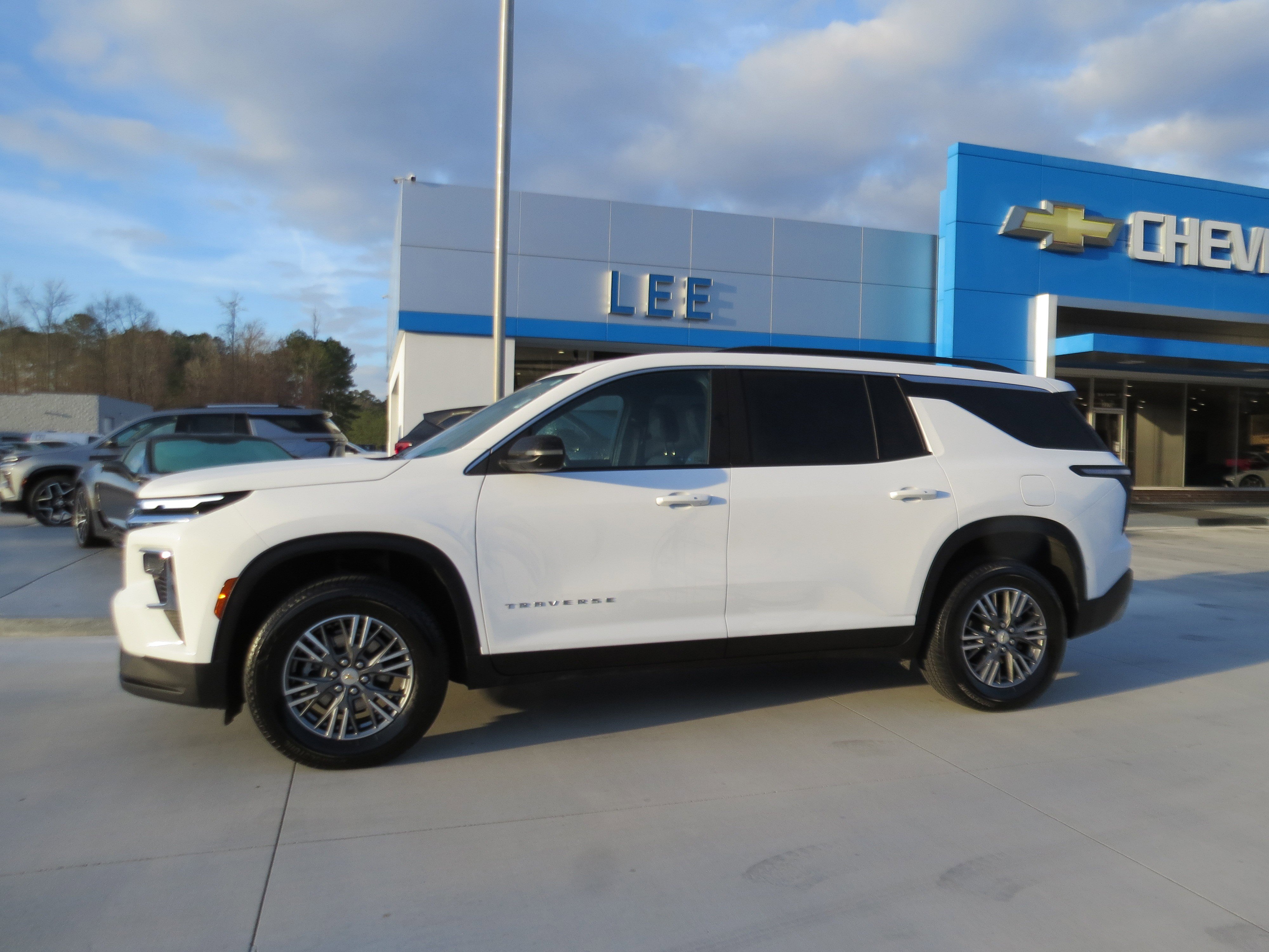 Used 2025 Chevrolet Traverse LT image 2