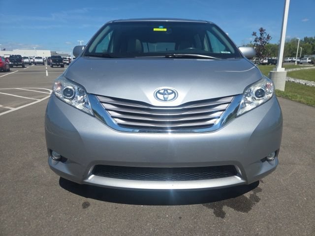 Used 2017 Toyota Sienna XLE w/ XLE Navigation Package FWD image 3