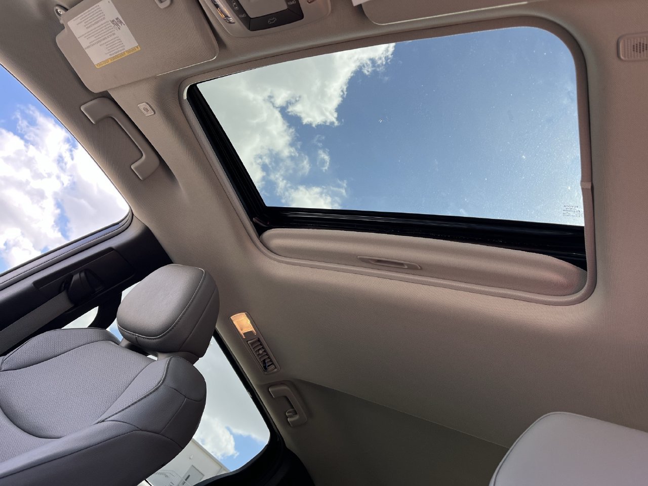 Used 2025 Toyota Sienna XLE FWD image 22