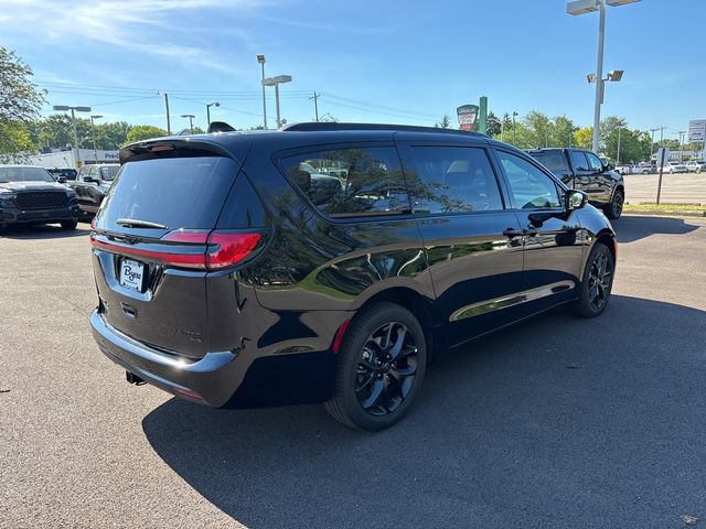 New 2027 Chrysler Pacifica Limited w/ Family Tech Group AWD/4WD image 31