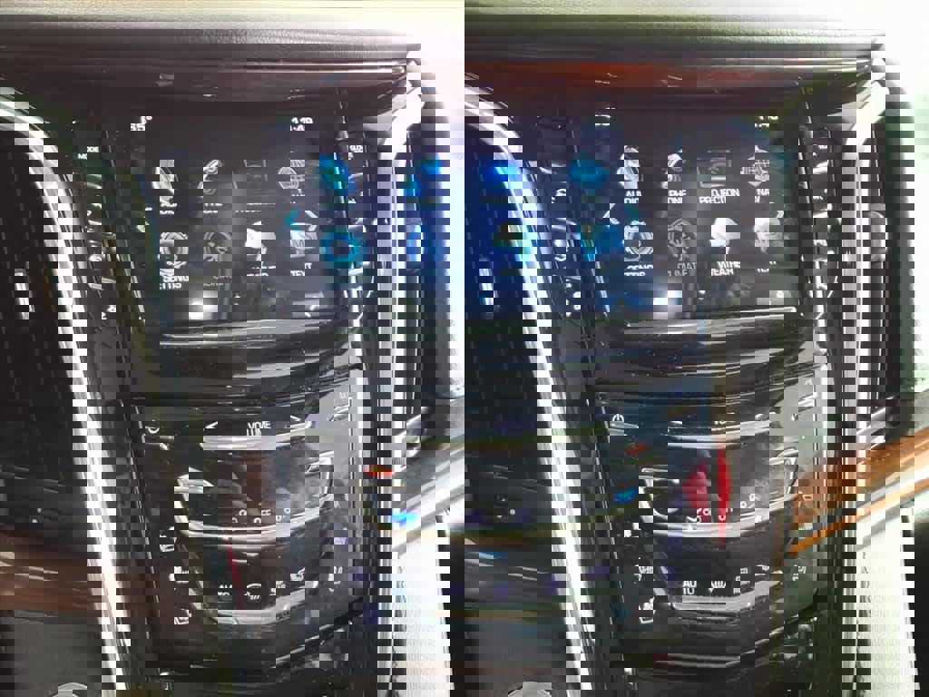 Used 2020 Cadillac Escalade Luxury w/ Escalade Sport Edition image 12