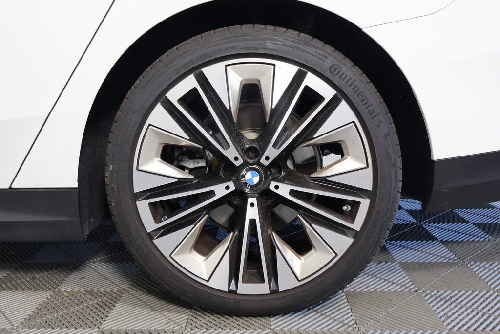 Used 2025 BMW 530i w/ Premium Package RWD image 15