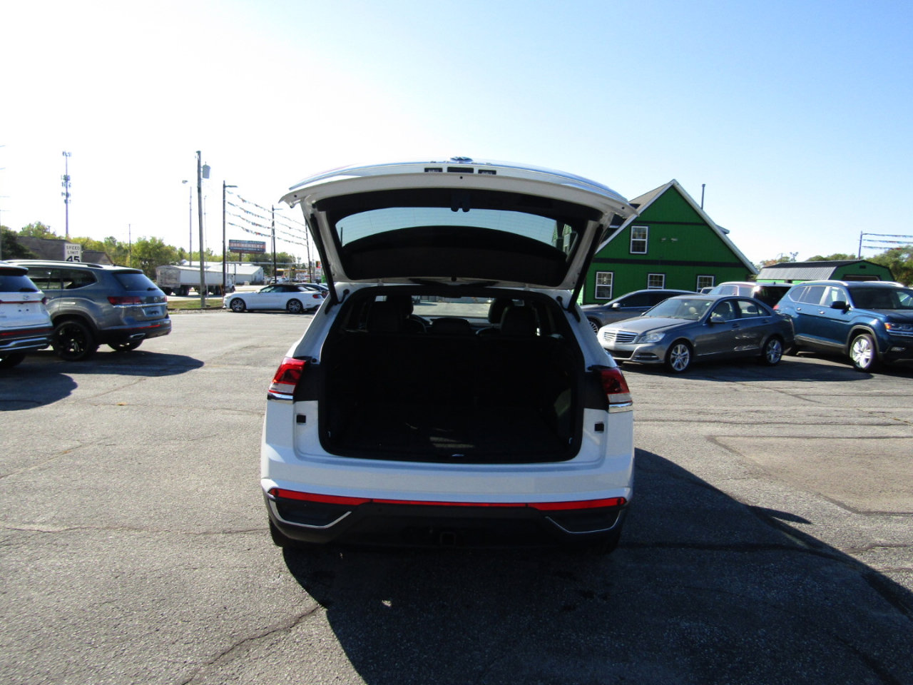 Used 2021 Volkswagen Atlas Cross Sport SE w/ Panoramic Sunroof Package image 23