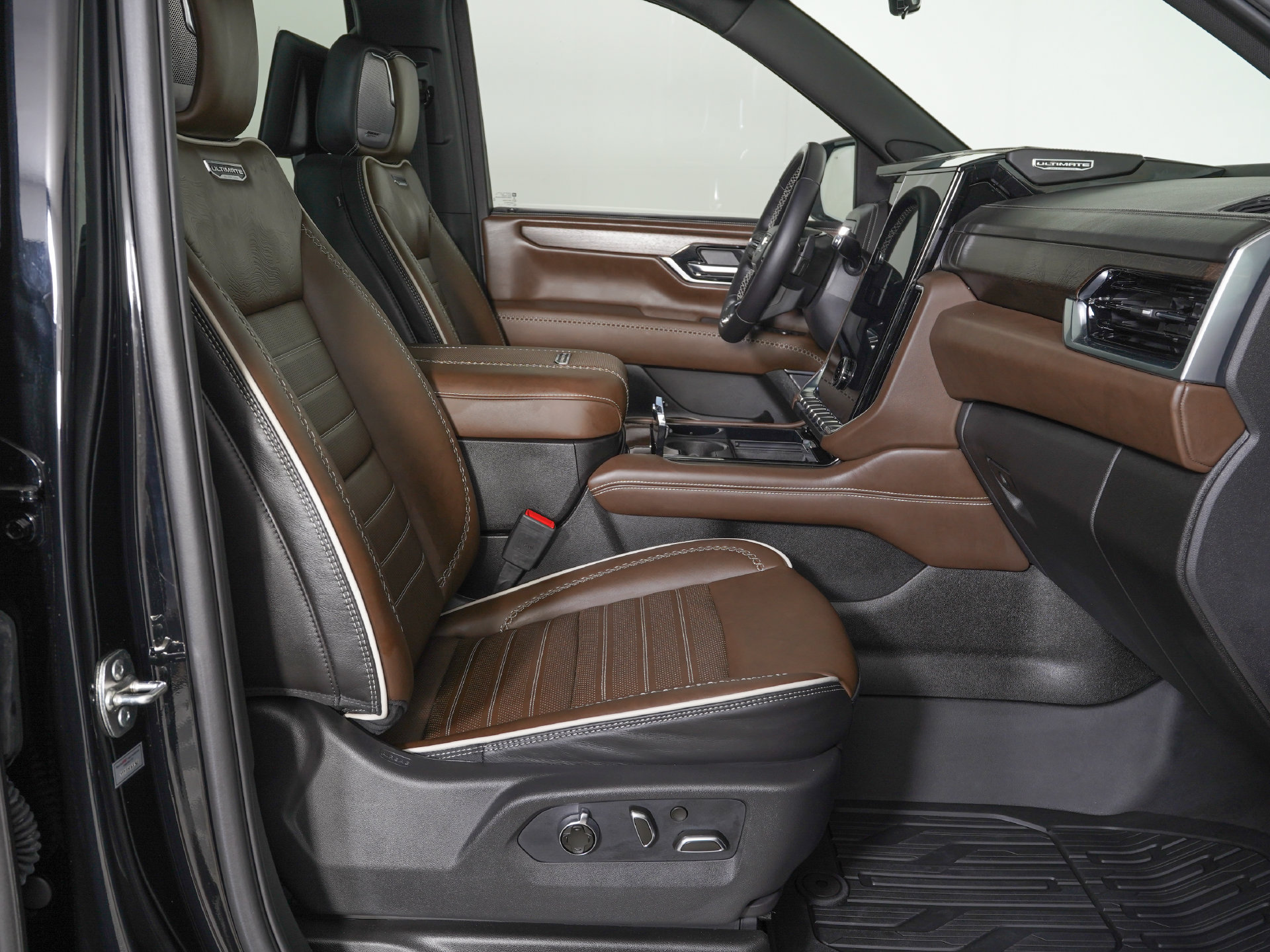 Used 2026 GMC Yukon Denali Ultimate w/ LPO, Floor Liner Package AWD/4WD image 10