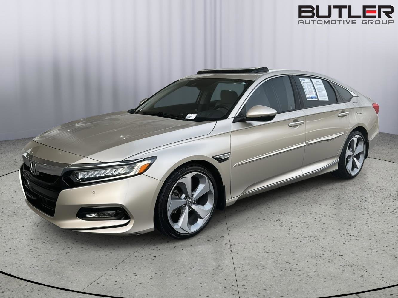 Used 2018 Honda Accord Touring image 2