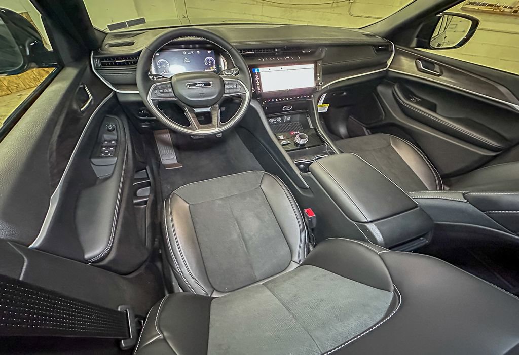 New 2026 Jeep Grand Cherokee Altitude image 9