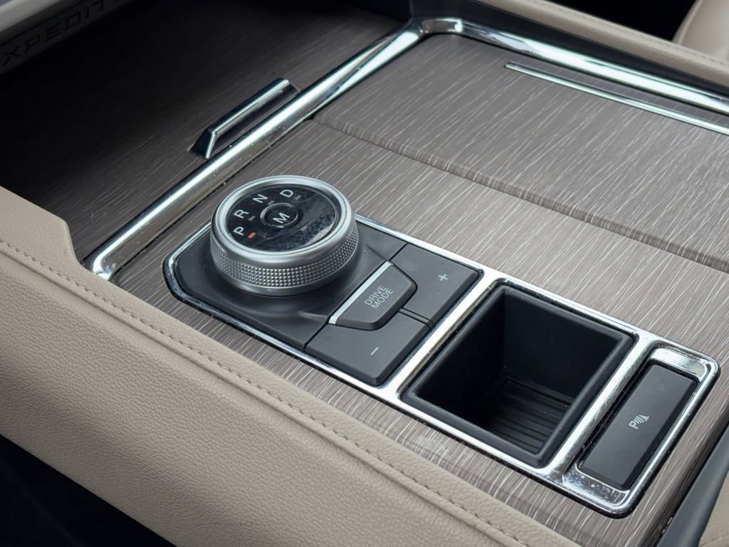 Used 2024 Ford Expedition Limited image 19