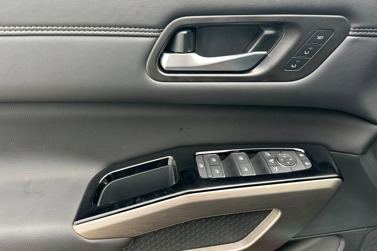 New 2025 Nissan Pathfinder Platinum w/ Black Appearance Package image 12