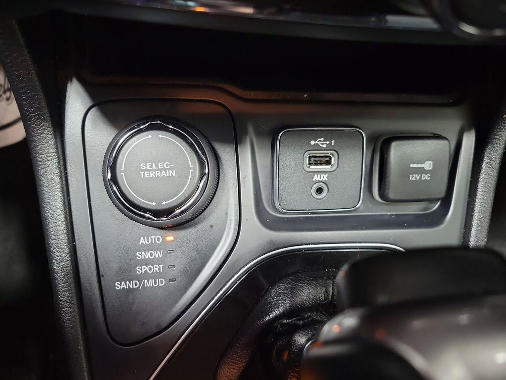 Used 2020 Jeep Cherokee Limited AWD/4WD image 38