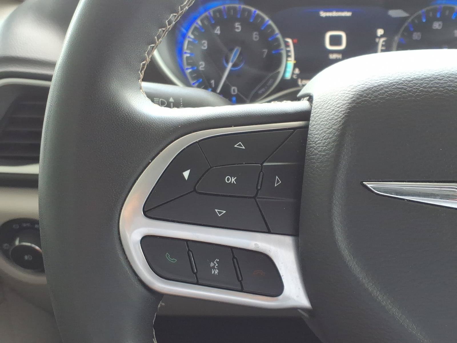 Used 2023 Chrysler Pacifica Touring-L FWD image 15