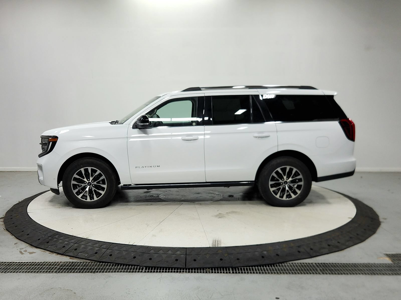 Used 2025 Ford Expedition Platinum AWD/4WD image 5