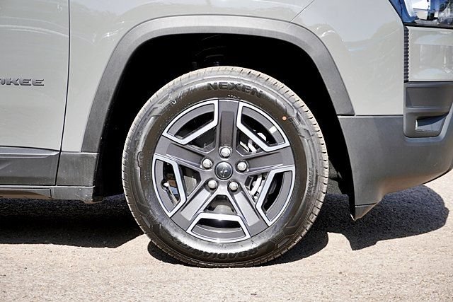 New 2026 Jeep Cherokee Laredo AWD/4WD image 8